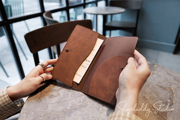 Elegant Antique Brown Recycled Leather Check Presenter with Wave Pockets