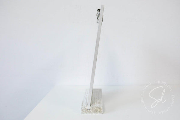 white Angled Wooden Table Stand with Metal Clip for restaurant