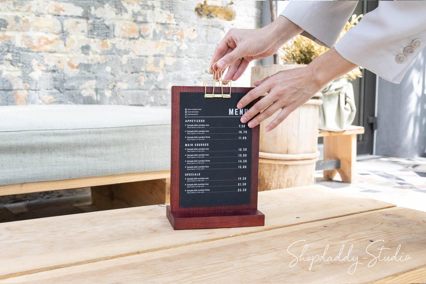 Mahogany Straight Wooden Table Stand with Golden Binder for restaurant